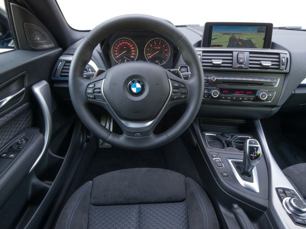 Achtgang-Sport-Automatik Getriebe mit Launch Control im BMW M135i