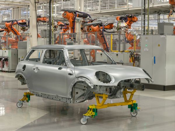 Karosseriebau im VDL Nedcar Werk in Born