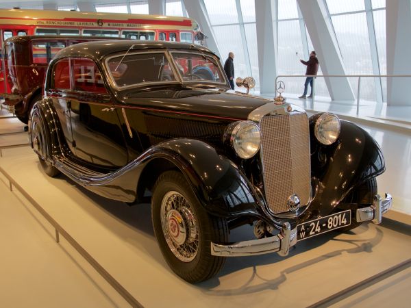 Mercedes-Benz 320 Stromlinien-Limousine (1939)