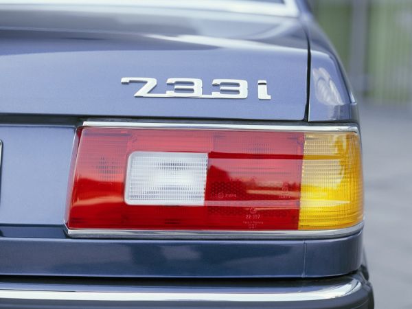 BMW 733i - Schriftzug