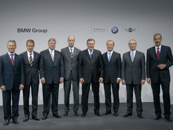 Ernst Baumann, Personal; Dr. Herbert Diess, Einkauf; Frank-Peter Arndt, Produktion; Dr. Michael Ganal, Finanzen; Dr. Norbert Reithofer, Vorsitzender; Stefan Krause, Vertrieb und Marketing; Dr. Friedrich Eichiner, Konzern- und Markenentwicklung; Dr. Klaus