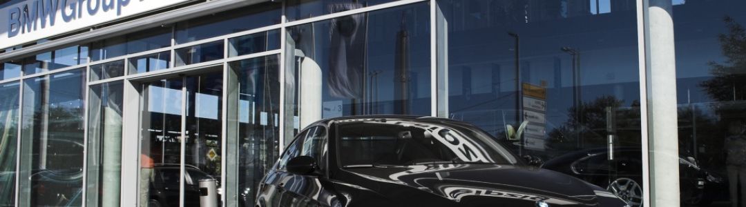BMW 335i Coupé vor der BMW Niederlassung Leipzig