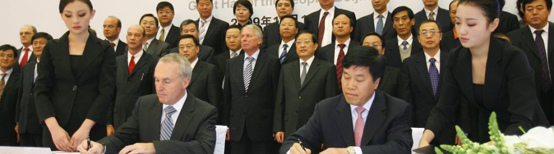 Dr. Friedrich Eichiner bei der Unterzeichnung des Memorandum of Understanding zum Bau eines zweiten Werks in China am 12.11.2009 in Peking